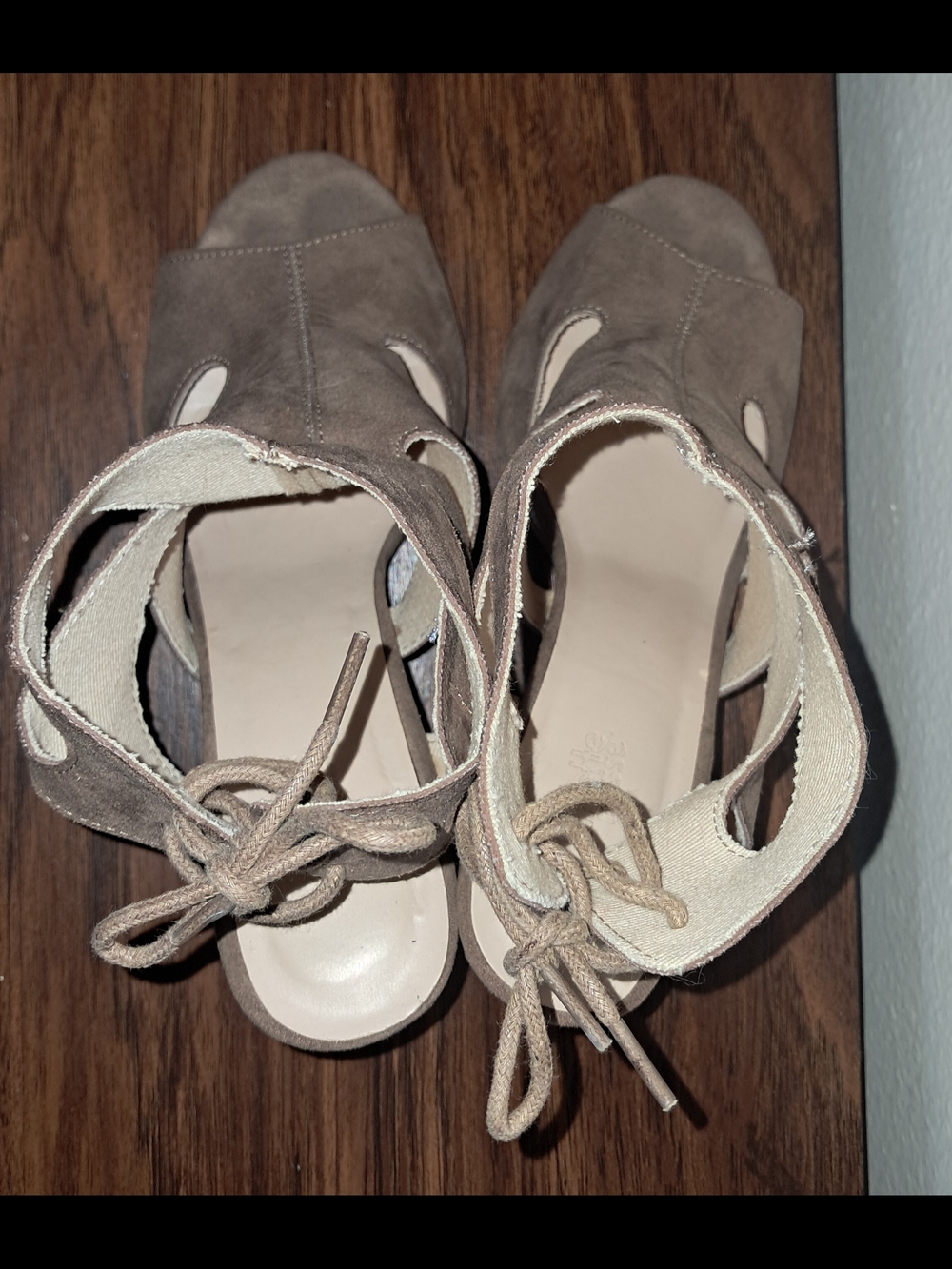 Charlotte Russe Size 8 Women’s Taupe Suede Cutout Block Heel Sandals - Picture 7 of 13